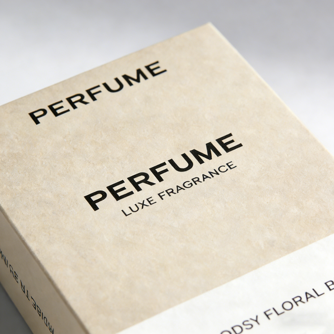 Demonstrazione della qualità della stampa a quattro colori sull'imballaggio dei profumi