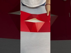 scatola del triangolo con il nastro