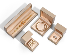 Scatole di imballaggio per gioielli d'oro e champagne per braccialetti e orecchini.