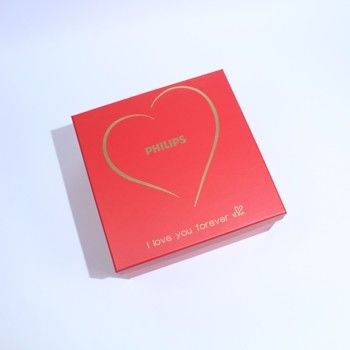 Scatola regalo di cartone rosso con coperchio e base per piccole imprese