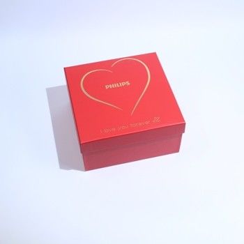 Scatola regalo di cartone rosso con coperchio e base per piccole imprese