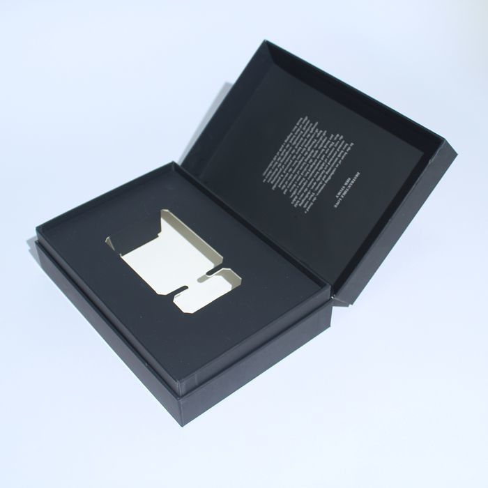 White And Black Perfume Gift Box Piccole scatole di imballaggio adatte per la cura della pelle con logo personalizzato