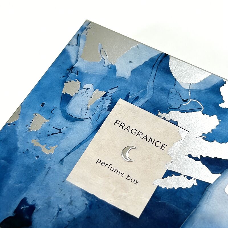 Scatola Regalo Profumo con Logo Personalizzato e Stampa a Caldo Argentata su Cartone Certificato FSC da 350 g/m² per Confezioni di Fragranze di Lusso