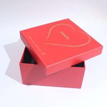 Scatola regalo di cartone rosso con coperchio e base per piccole imprese